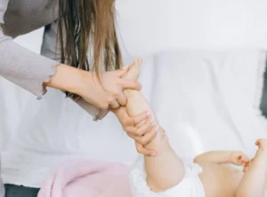 Massage pied pour bébé