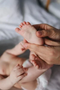 massage pour bébé pieds